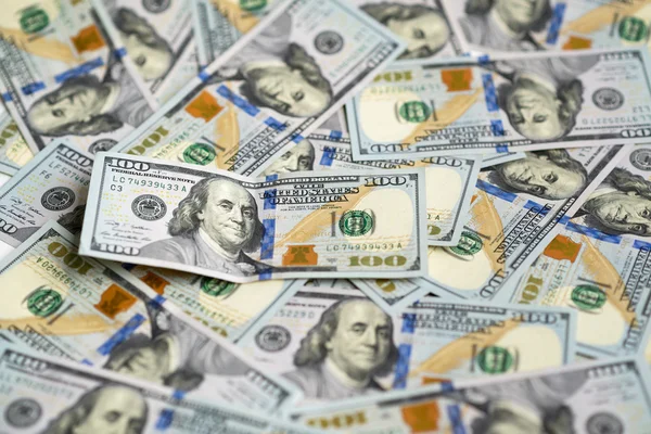 Yüz dolarlık banknot para yığını üzerinde — Stok fotoğraf
