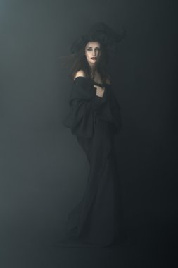 karanlık bir sisin içinde ince cadı