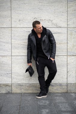 Duvara yakın duran trendy adam