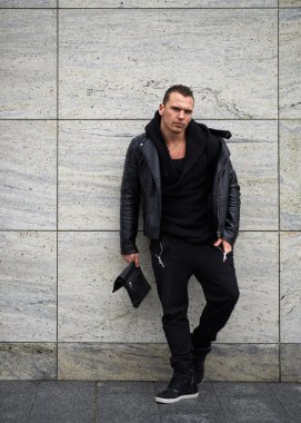 Duvara yakın duran trendy adam