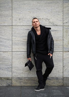 Duvara yakın duran trendy adam