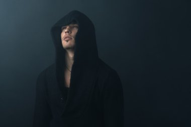  adam sessizce öbür tarafa bakarak bir elbise içinde