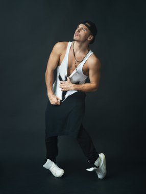 şık adam karanlıkta dans