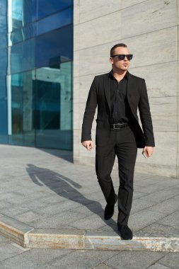 ofis yakınında sokakta yürürken işadamı