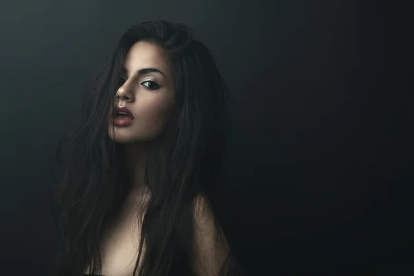 Karanlığın içinde tousled saçlı güzel kız