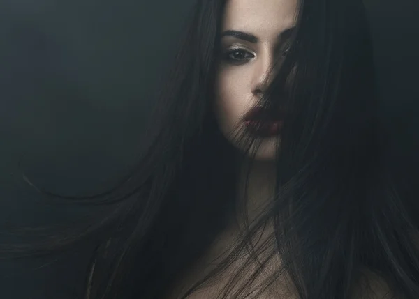 gizemli bir kız koyu sisin içinde portresi