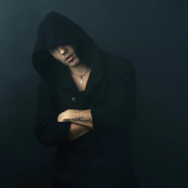 siyah hoodie çekici adam kollarını geçti