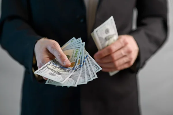 Man counts  money and gives — Stock Photo, Image