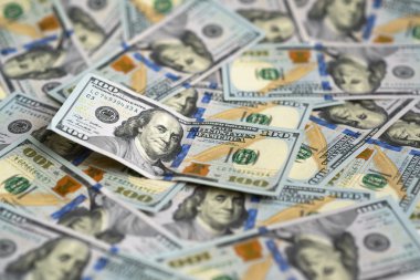 yüz dolarlık banknot para yığını üzerinde