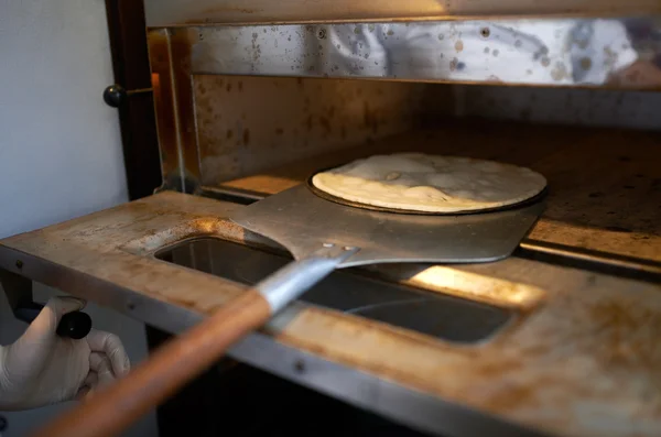 Gotować na łopata lozhit pizza ciasto w piekarniku — Zdjęcie stockowe