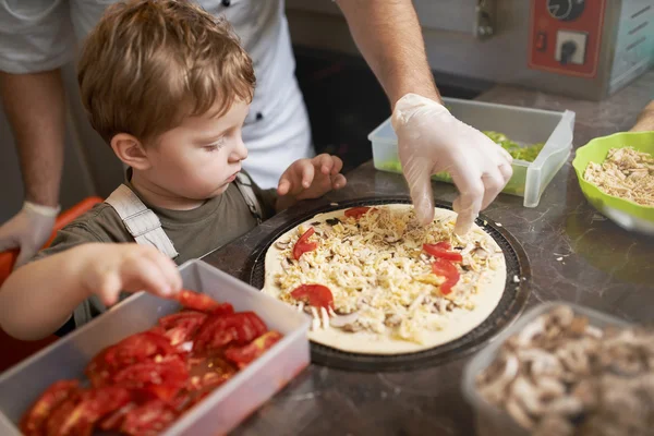 Chłopiec nauki gotowania pizza z szefa kuchni — Zdjęcie stockowe