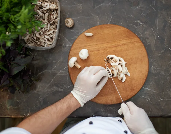 Koch hackt Steinpilze aus erster Hand — Stockfoto