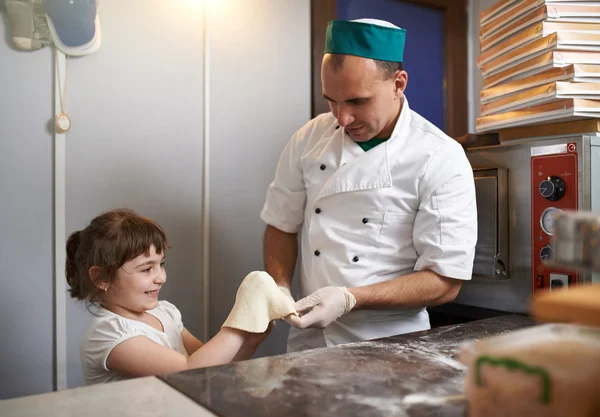 Kleines Mädchen lernt Pizza kochen — Stockfoto