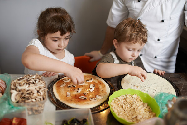 children impose  ingredients for pizza