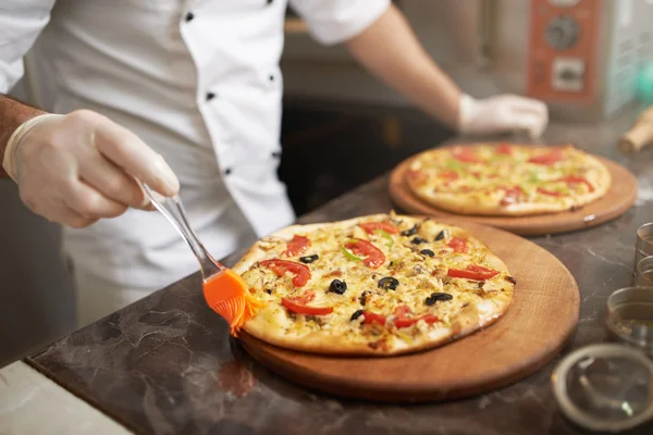 Cozinheiro perde borda pizza preparada — Fotografia de Stock