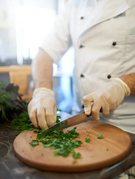 Cook cut fresh parsley — Zdjęcie stockowe