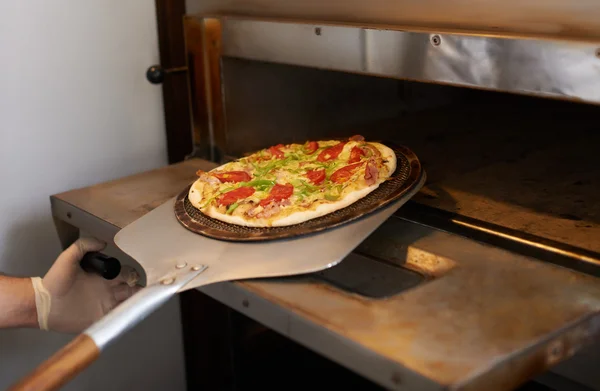 Chef ottiene pizza pronta fuori dal forno — Foto Stock