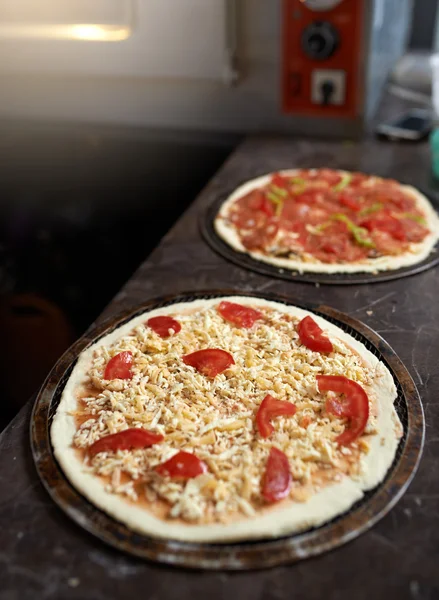 Harvesting pizza with cheese on  table — Φωτογραφία Αρχείου