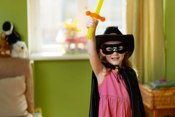 Menina bonita em um terno de super-herói — Fotografia de Stock