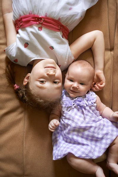 Sisters lying in bed together — Stok fotoğraf