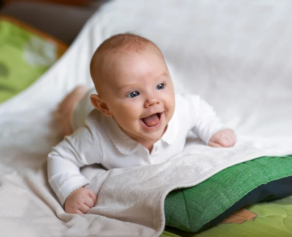 Fröhliches Baby auf dem Bauch liegend — Stockfoto