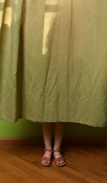 Little girl hid behind the curtain — Stock fotografie