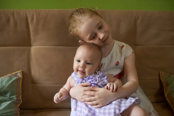 Ältere Schwester liebt jüngere — Stockfoto