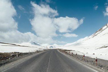 Güzel kar dağlar arasındaki yol