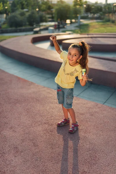 Niña se queda en el parque —  Fotos de Stock