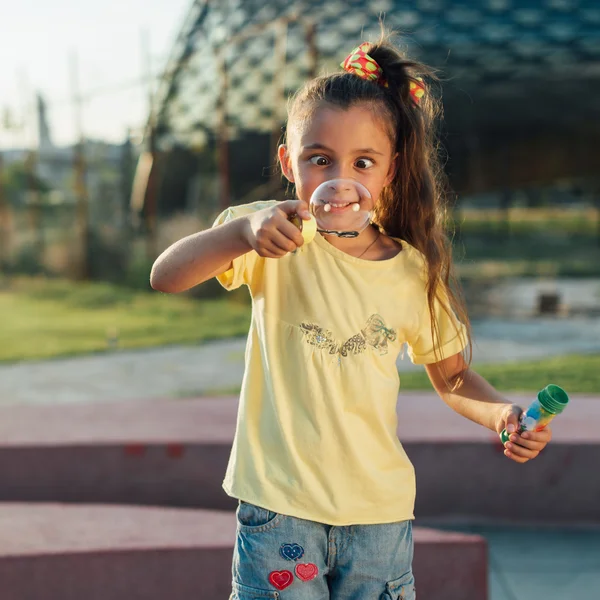 Ragazza divertente sta guardando sulla bolla — Foto Stock