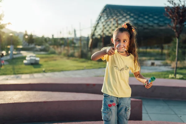 Pequeña chica está mirando en la burbuja —  Fotos de Stock