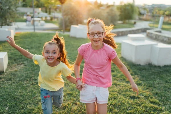 Irmãs estão correndo no parque — Fotografia de Stock