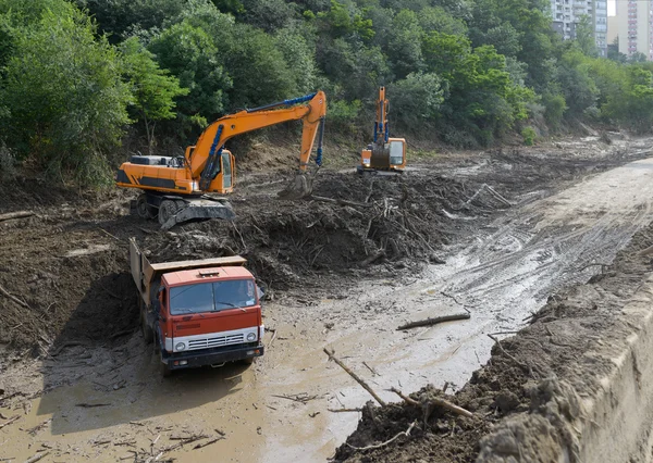 Cleaning road by landslide excavator — Stock Photo, Image