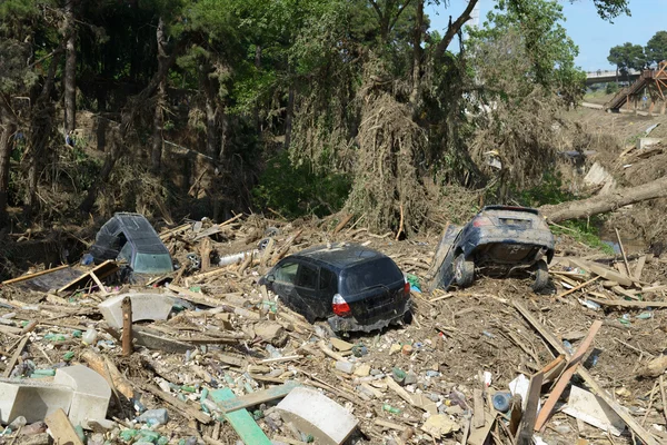 Coches yacen en los escombros después del desastre de inundación — Foto de Stock