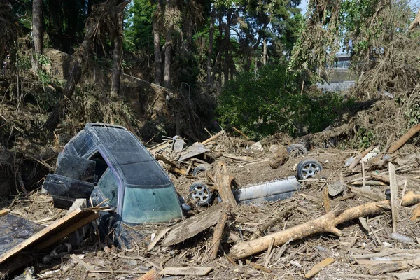 Cars lay in  debris after  flood disaster — Stock Photo, Image