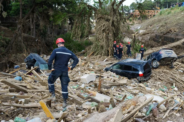 Rettungsdienst sortierte Trümmer — Stockfoto