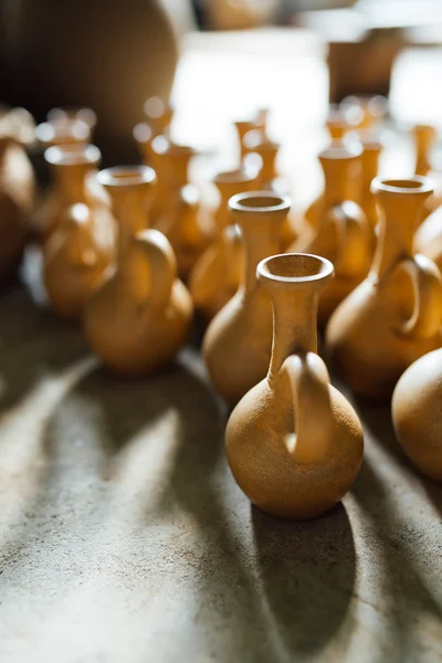 Hay muchas macetas de terracota en el taller — Foto de Stock