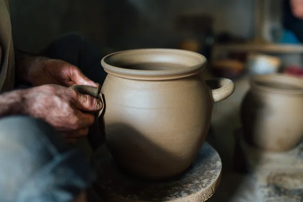 Pria itu membuat pot dari tanah liat — Stok Foto