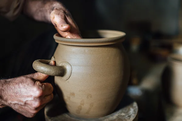 O oleiro faz o pote do barro — Fotografia de Stock