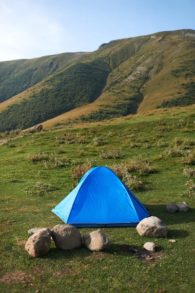 Ott ia egy sátorban a hegyekben — Stock Fotó