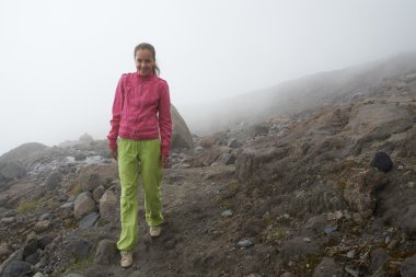 Kız görkemli sisin içinde yürüyüş