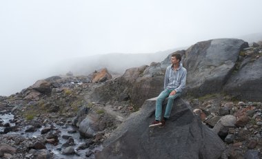 Görkemli dağ taş'a bakan adam