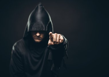 adam siyah elbise içinde size gösterir