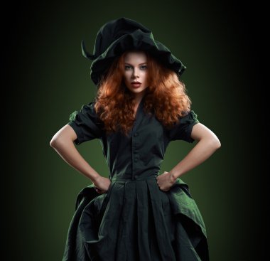 Kızıl saçlı kız güzel kostümler cadı