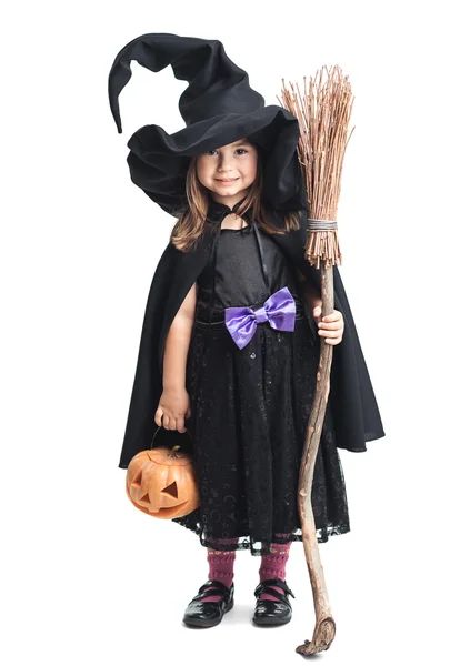 Malá čarodějnice s koštětem a dýně — Stock fotografie