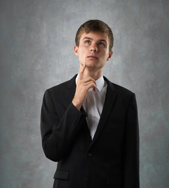 El hombre está pensando en cosas importantes — Foto de Stock