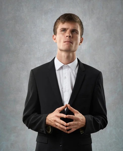 El hombre está pensando de todo corazón — Foto de Stock