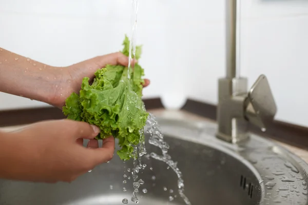 Ragazza lattuga pulita sott'acqua per preparare la cena — Foto Stock