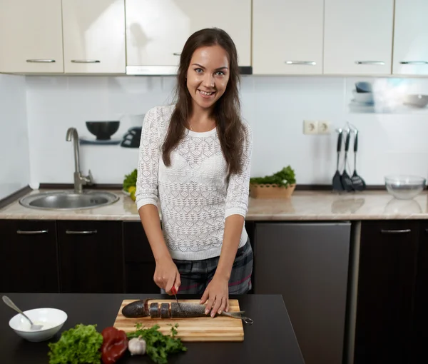 Lächelndes Mädchen bereitet Abendessen zu — Stockfoto