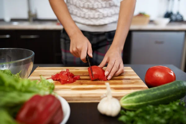 Chica chuletas de tomate en ensalada — Foto de Stock